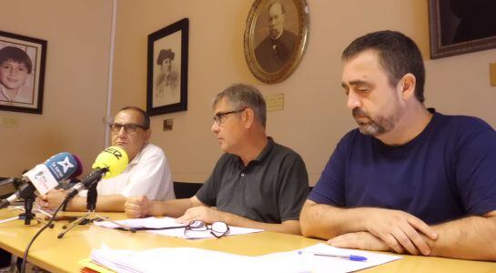 L'alcalde Eduard Rovira, al centre de la imatge, amb dos membres més del govern.