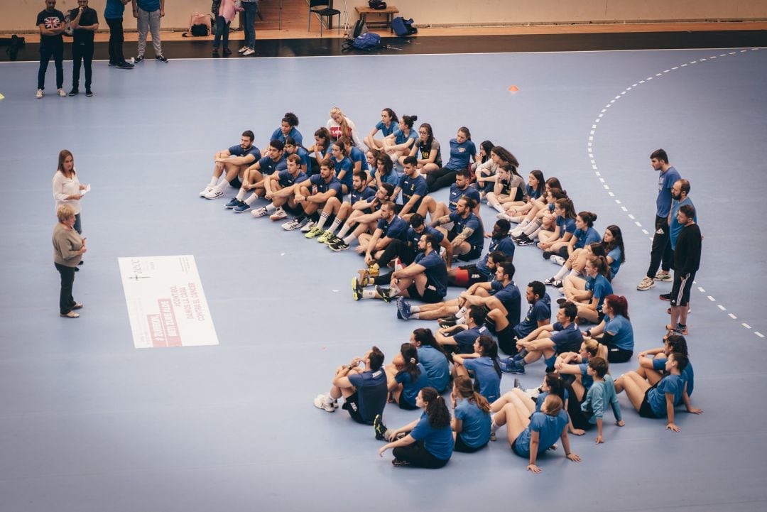 AECC Gipuzkoa y el C.D. Bidasoa han suscrito un convenio de colaboración por el que el club bidasotarra se compromete a apoyar y difundir las diferentes campañas que la asociación contra el cáncer ponga en marcha durante el año.