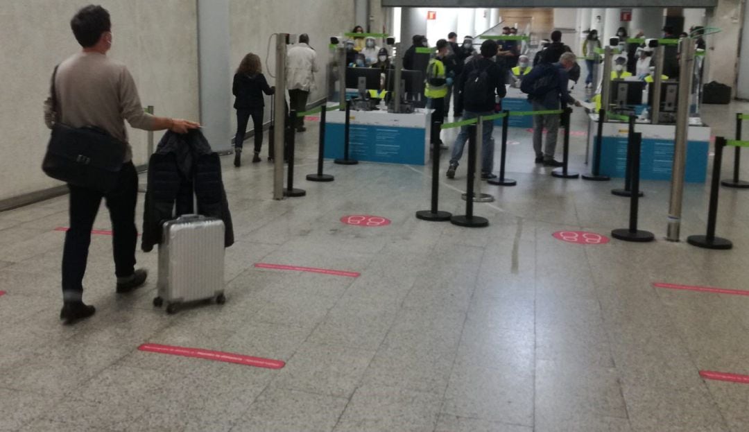 Control de pasajeros internacionales en un aeropuerto