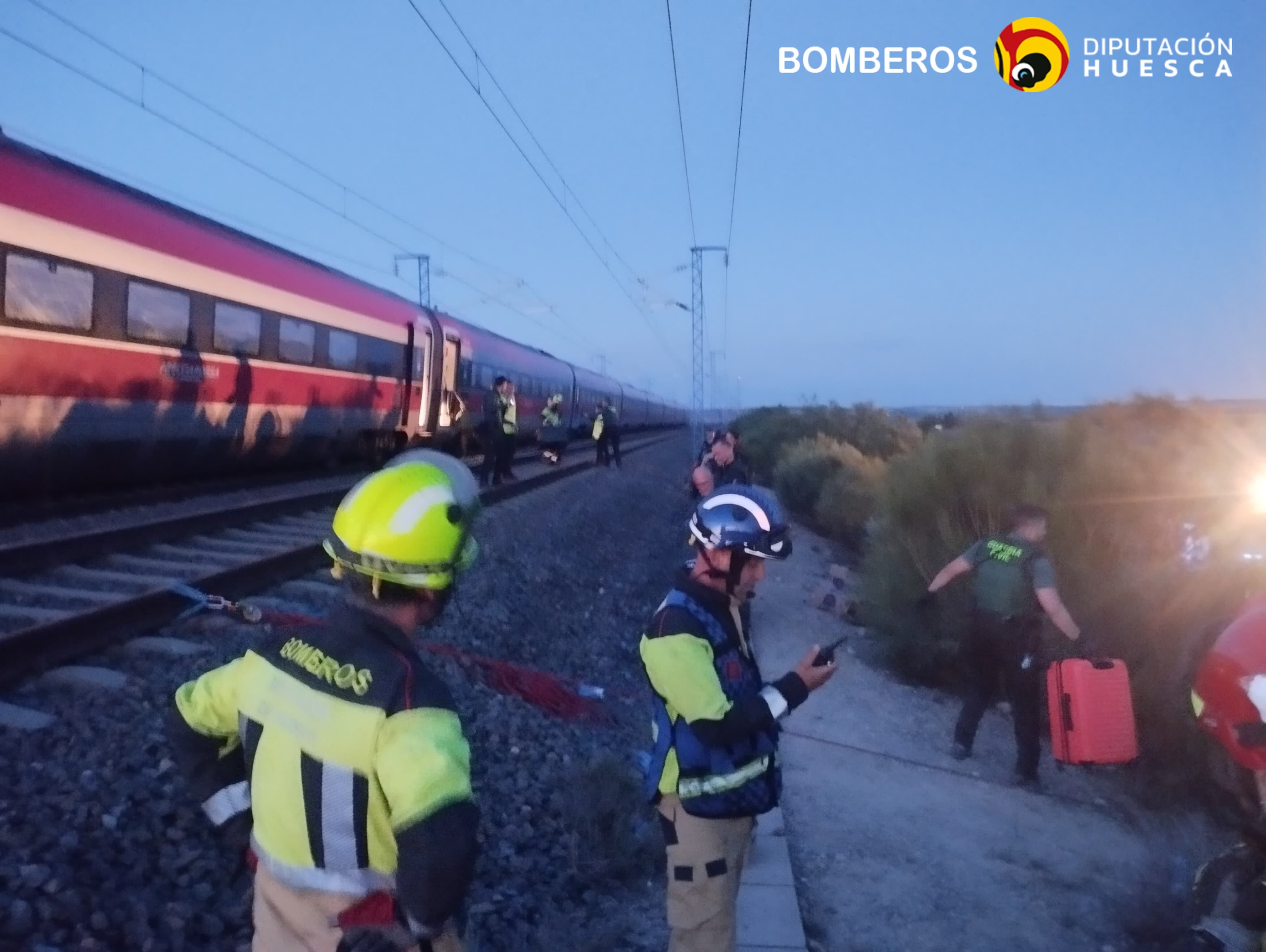 ZAIDÍN (HUESCA) (ESPAÑA), 29/04/2025.- 305 pasajeros de un AVE Madrid - Barcelona en el municipio de Zaidín (Huesca) son trasladados ayer durante el apagón eléctrico a un pabellón en esta población para acogerlos y su posterior traslado en autobús a Zaragoza. EFE/Bomberos de la Diputación de Huesca / SOLO USO EDITORIAL/SOLO DISPONIBLE PARA ILUSTRAR LA NOTICIA QUE ACOMPAÑA (CRÉDITO OBLIGATORIO)