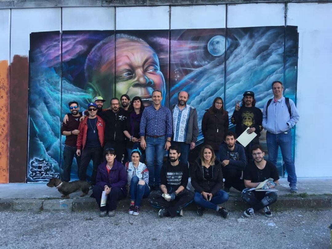 Miembros de la organizacion junto a los artistas participantes en el I Concurso de Grafitis y Arte Urbano de Cazorla