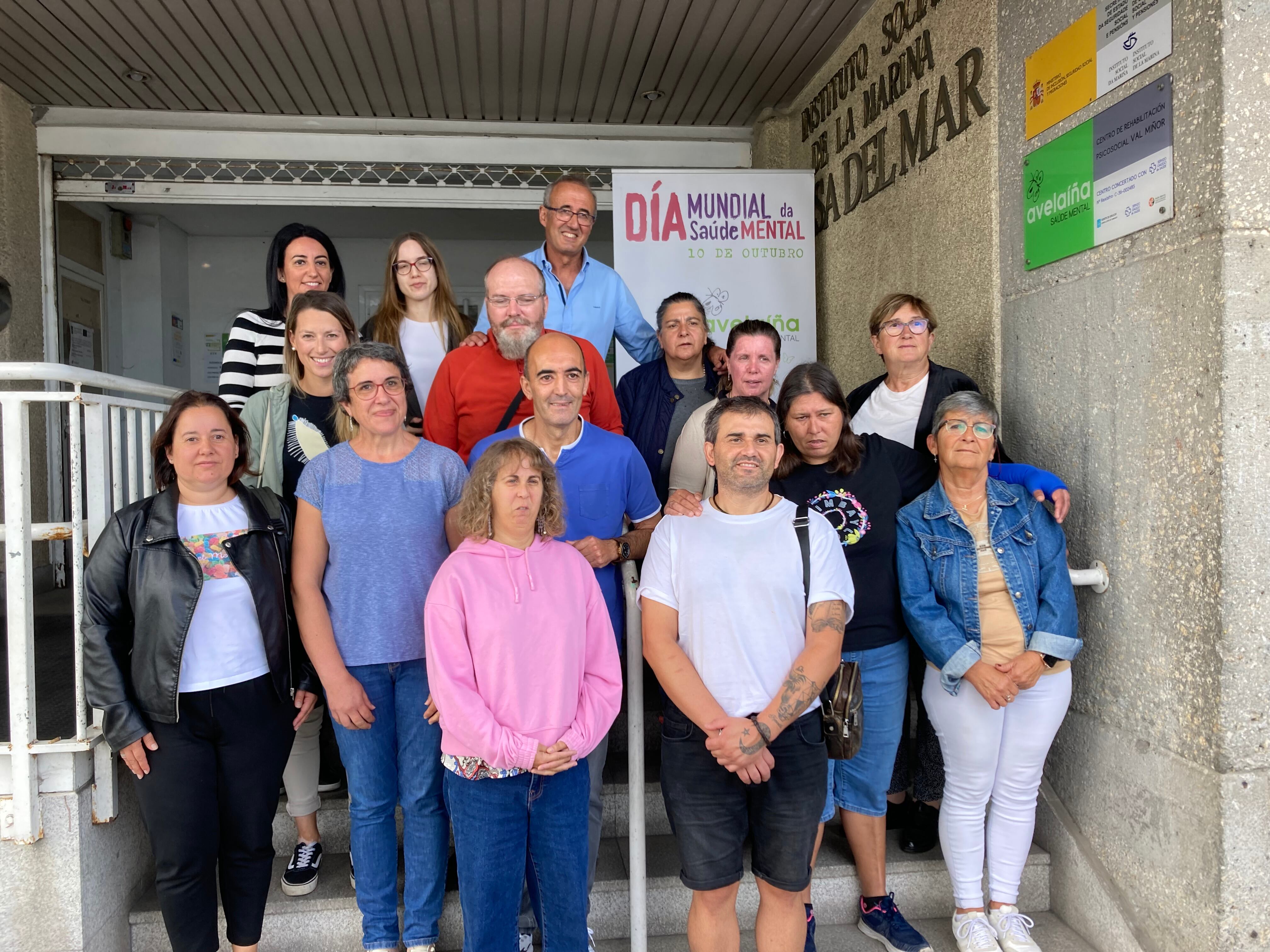 Representantes del gobierno local de Nigrán junto a miembros de la Asociación Avelaíña