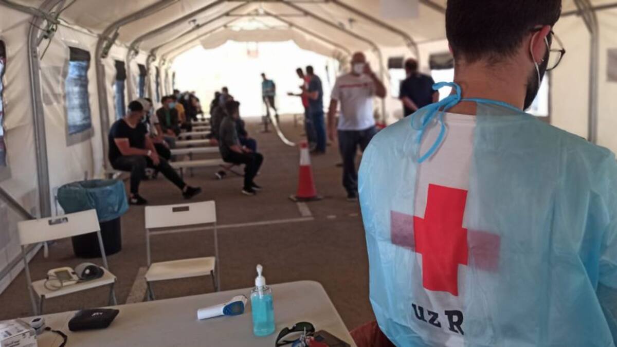 Continúa la búsqueda de cuatro de los catorce migrantes que llegaron este sábado a una patera que encontraron volcada en aguas de Calpe