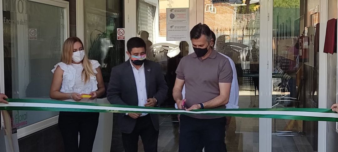 El presidente de la Diputación, Francisco Reyes inaugura junto al alcalde José Luis Agea el nuevo tanatorio Virgen de la Paz