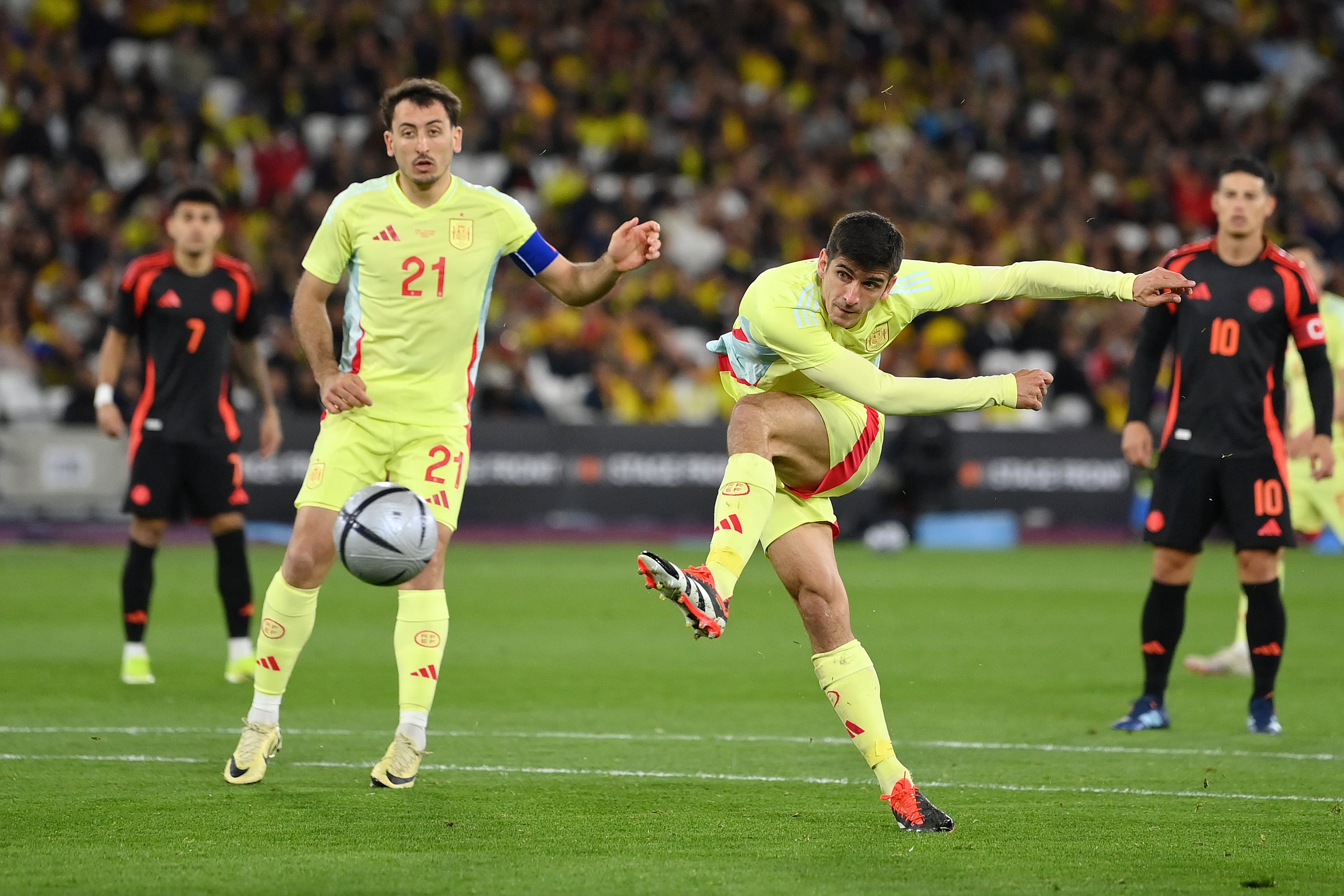 Gerard Moreno dispara desde dentro del área en el amistoso ante Colombia. (Photo by Justin Setterfield/Getty Images)