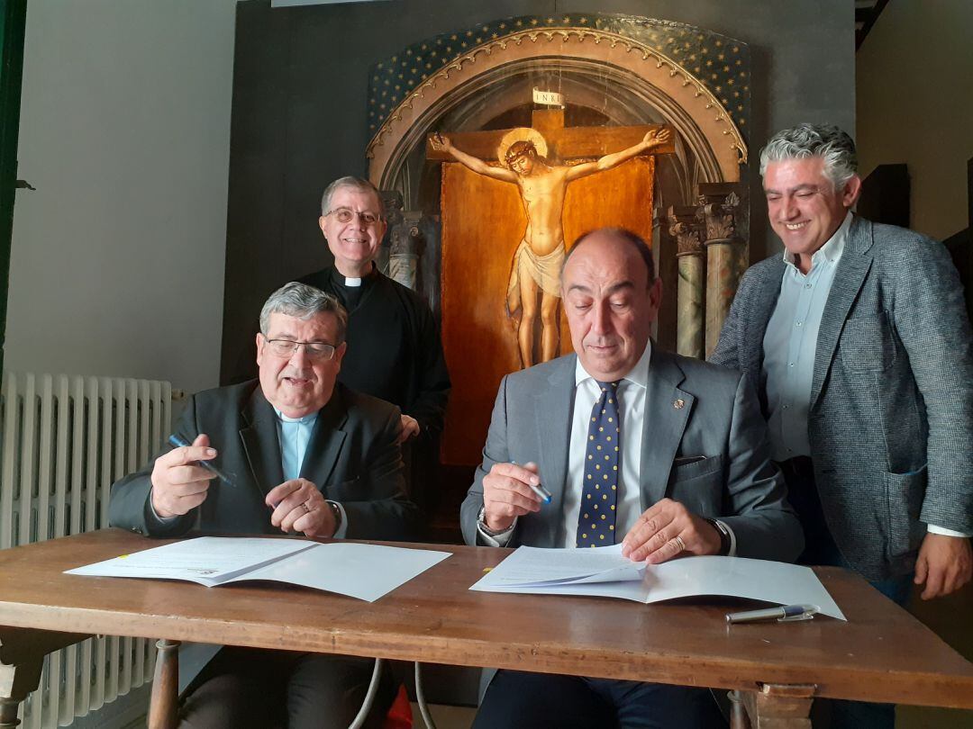 El presidente de la Diputación y el vicario General, Ángel Galindo, en el momento de la firma de la cesión de obras de arte al Museo Diocesano