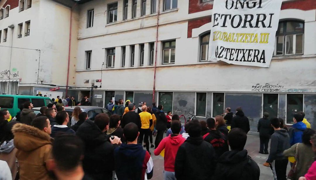 En un comunicado, el ejecutivo local ha destacado que se ha dado &quot;una colaboración continuada en el tiempo entre el Ayuntamiento y los jóvenes de Itzubaltzeta&quot; y, en este sentido, asegura que &quot;mantiene la mano tendida al diálogo&quot;.