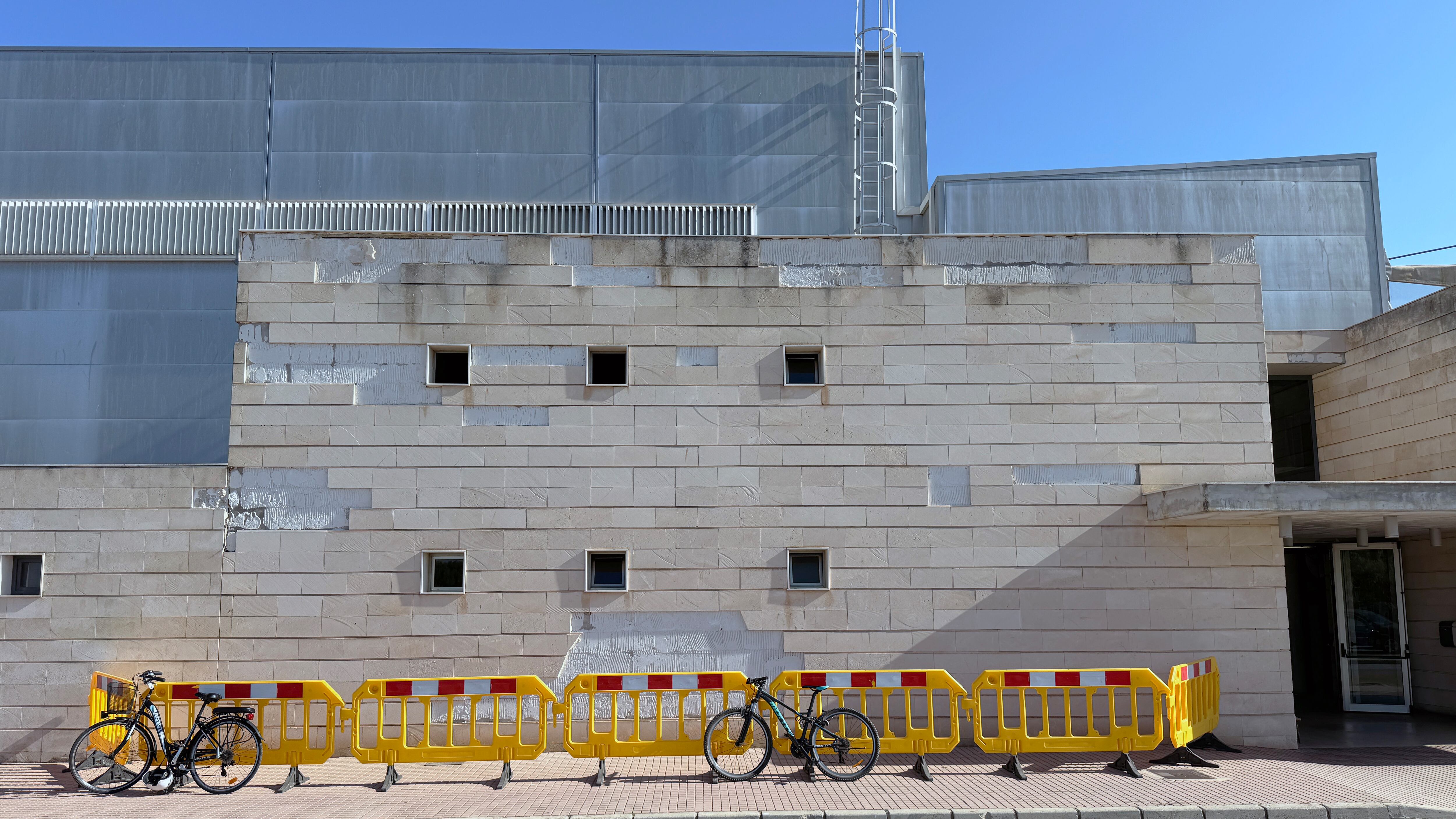 Comencen les obres per millorar la façana del polisportiu.