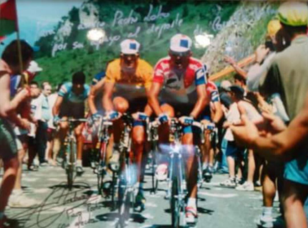 Carmelo Miranda durante el Tour del 95 junto a Miguel Indurain en una de las ascensiones del último Tour de 'Miguelón'
