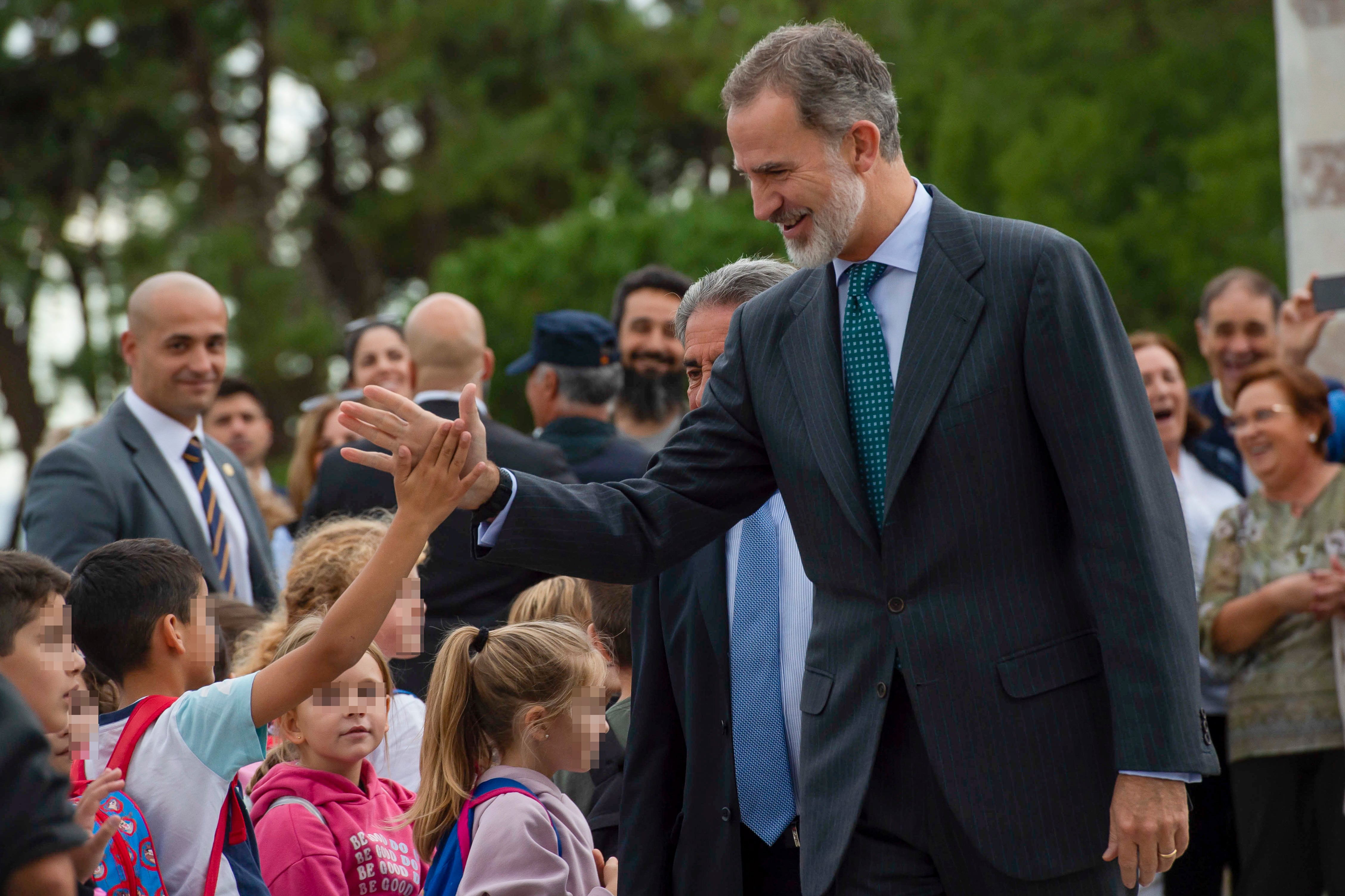 SANTANDER, 25/10/2022.- El rey Felipe VI saluda a un grupo de niños antes de presidir la inauguración del Global Youth Leadership Forum este martes en el Palacio de la Magdalena de Santander. Junto a él, el presidente de Cantabria, Miguel Ángel Revilla (i). EFE/Pedro Puente Hoyos
