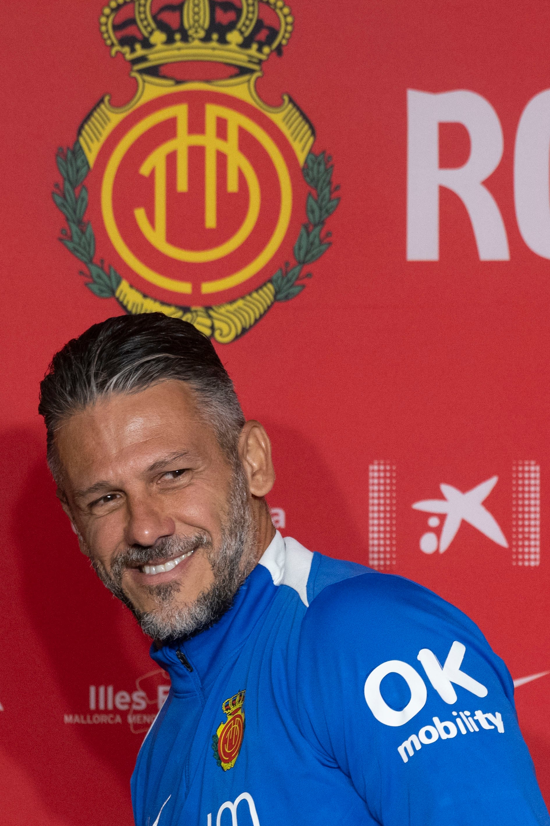 PALMA DE MALLORCA, 14/03/2026.- El entrenador del Mallorca, Martín Demichelis, llega a la rueda de prensa previa al partido de LaLiga frente al RCD Espanyol, celebrada este sábado en Palma de Mallorca. EFE/ Cati Cladera