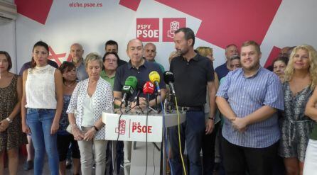 Carlos Gonzalez y Alejandro Soler junto a la ejecutiva local del PSOE esta mañana