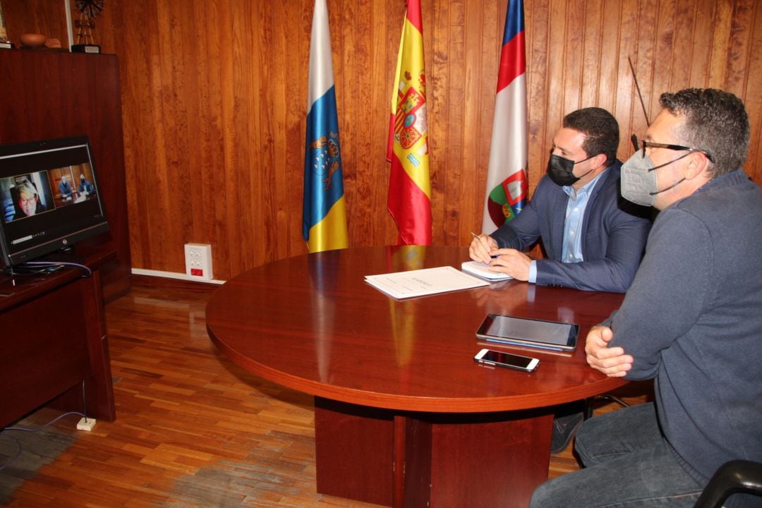 Óscar Noda, alcalde de Yaiza, y Neftalí Acosta, presidente de la Asociación de Empresarios de la Construcción de Lanzarote, en videoconferencia con Salud Gil, presidenta de la Asociación de Empresarios de la Construcción de la provincia de Las Palmas.