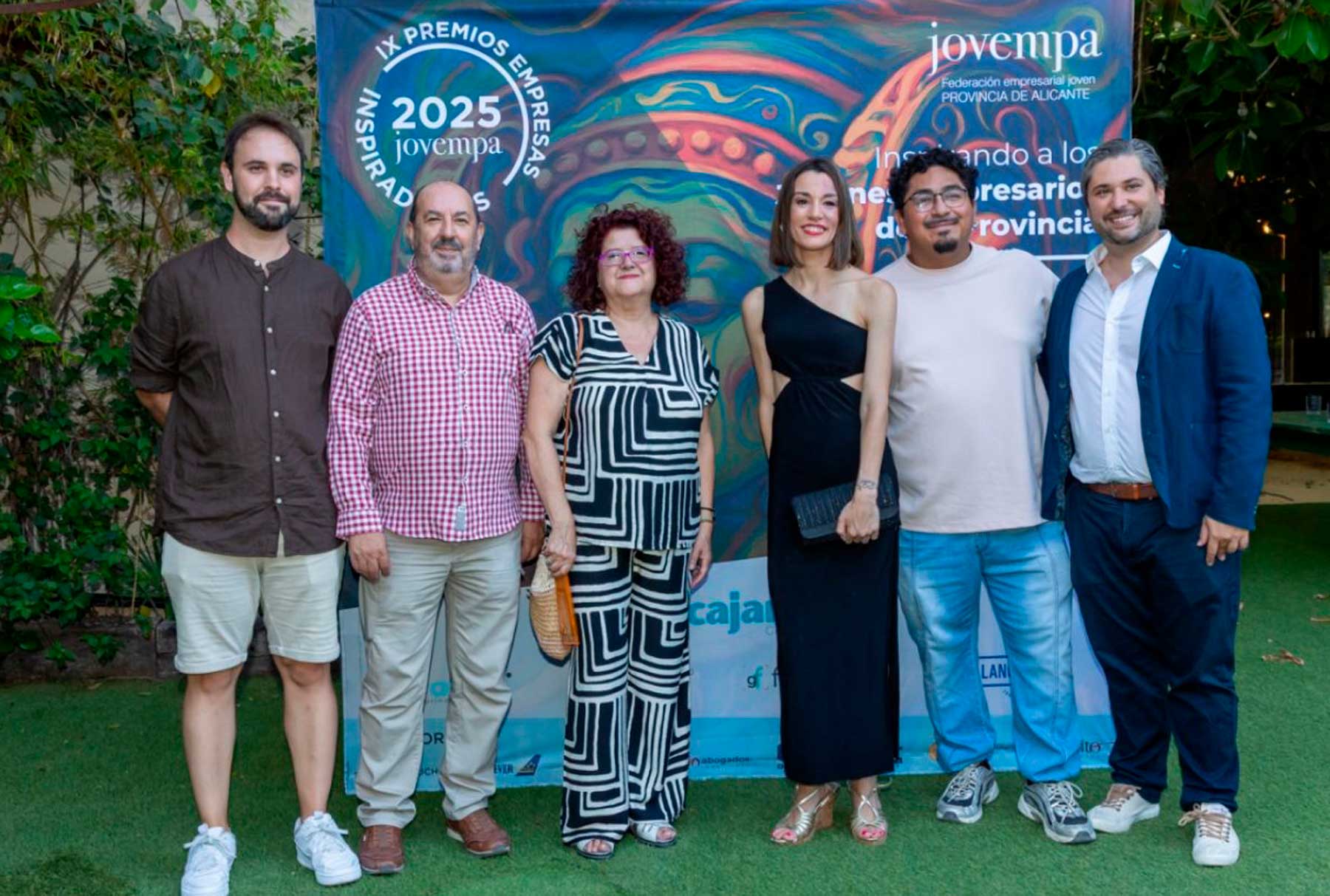 Liana en el centro junto a componentes de Jovempa Alcoià-Comtat y la presidenta de la Cámara de Comercio de Alcoy, Lucía Pascual