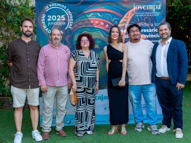 Liana en el centro junto a componentes de Jovempa Alcoià-Comtat y la presidenta de la Cámara de Comercio de Alcoy, Lucía Pascual