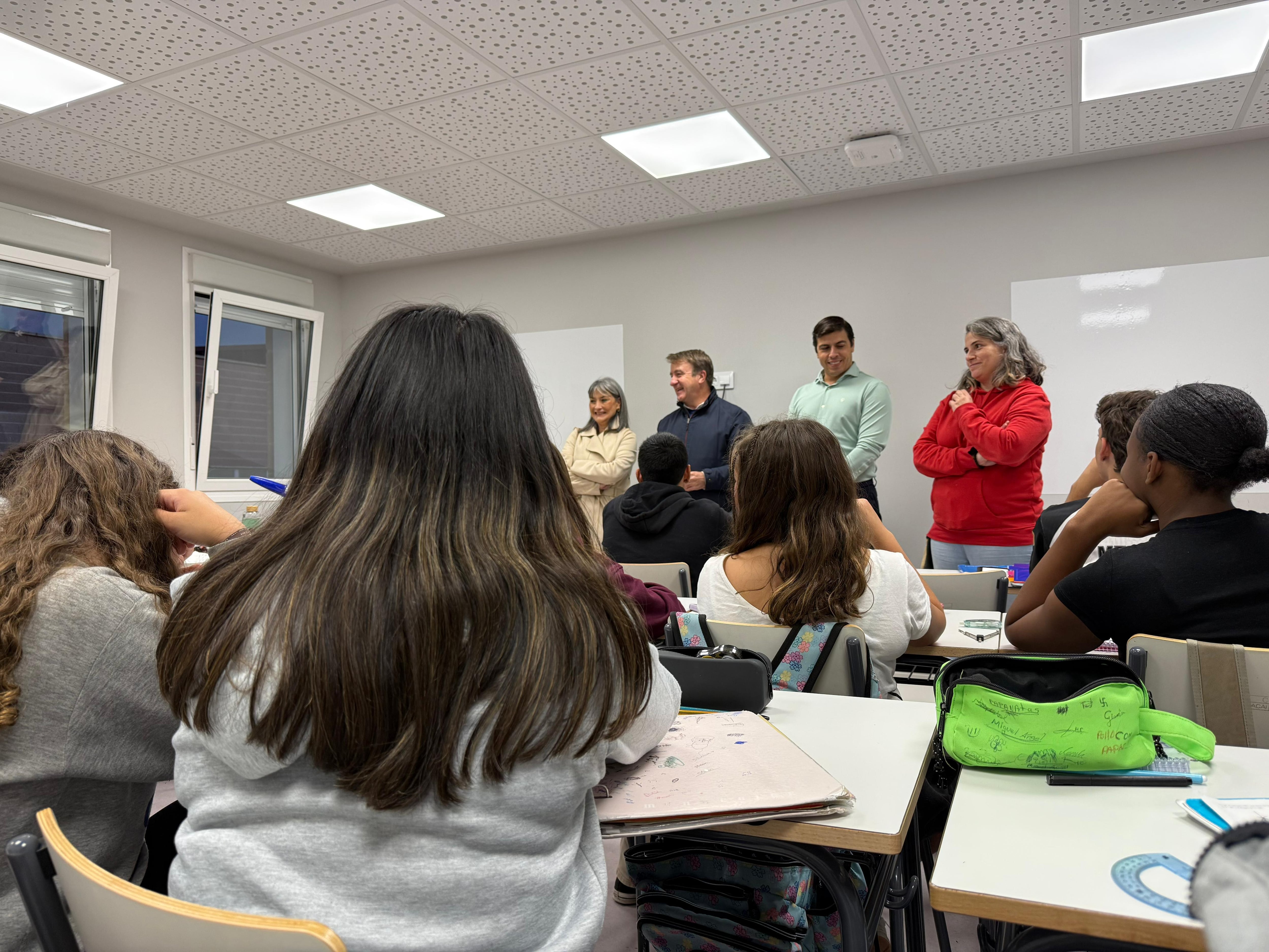 Alumnos de Tres Cantos durante la visita del alcalde, Jesús Moreno, al CEIPSO Ciudad de Nejapa