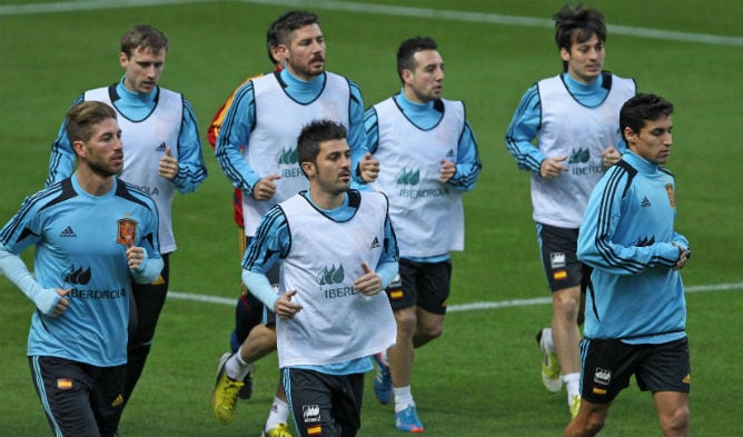 Los jugadores de la selección española durante el entrenamiento que han llevado a cabo en el estadio El Molinón, para preparar el partido de clasificación para la Copa del Mundo de Brasil 2014 que el combinado nacional disputará frente a Finlandia