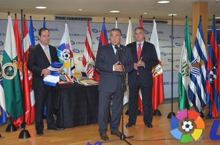 Colocando la bandera de la ascendida S. D. Ponferradina en la sede de la Liga de Fútbol Profesional