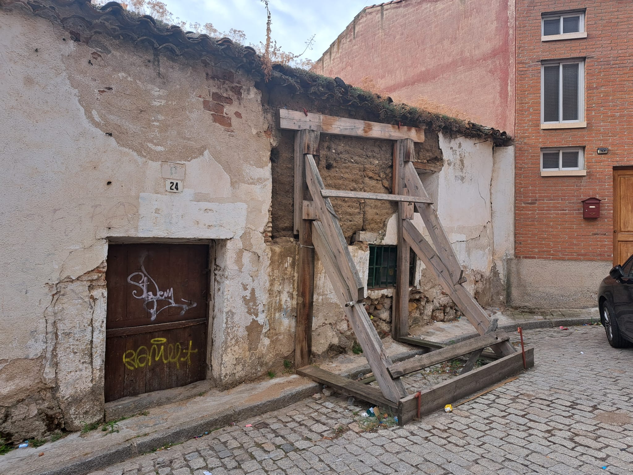 Una vivienda apuntalada por el riesgo de colapso de la estructura