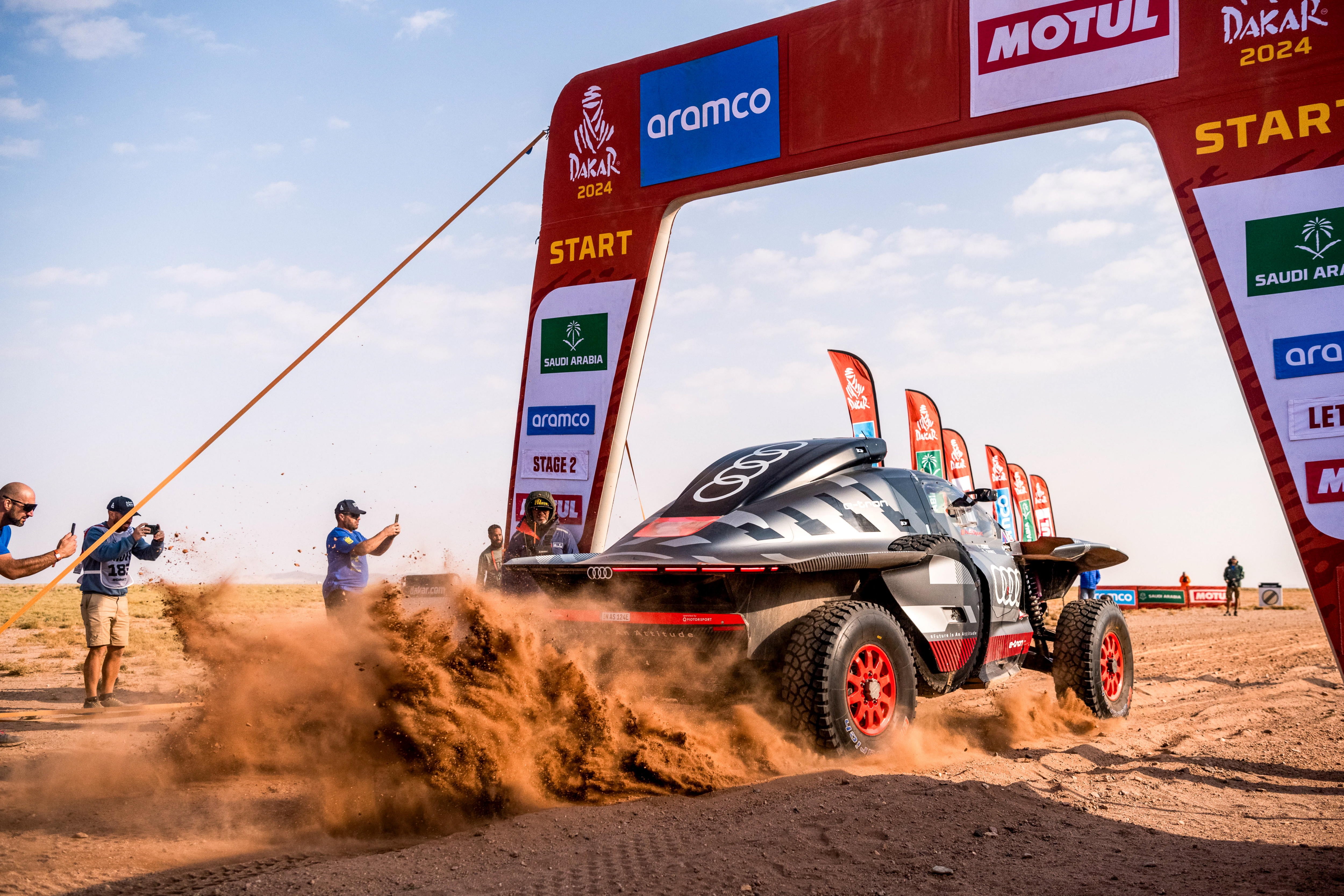 Al Duwadimi (Saudi Arabia), 07/01/2024.- Spanish driver Carlos Sainz of Team Audi Sport at the start of Stage 2 of the 2024 Rally Dakar, from Al Henakiyah to Al Duwadimi, Saudi Arabia, 07 January 2024. (Arabia Saudita) EFE/EPA/Aaron Wishart
