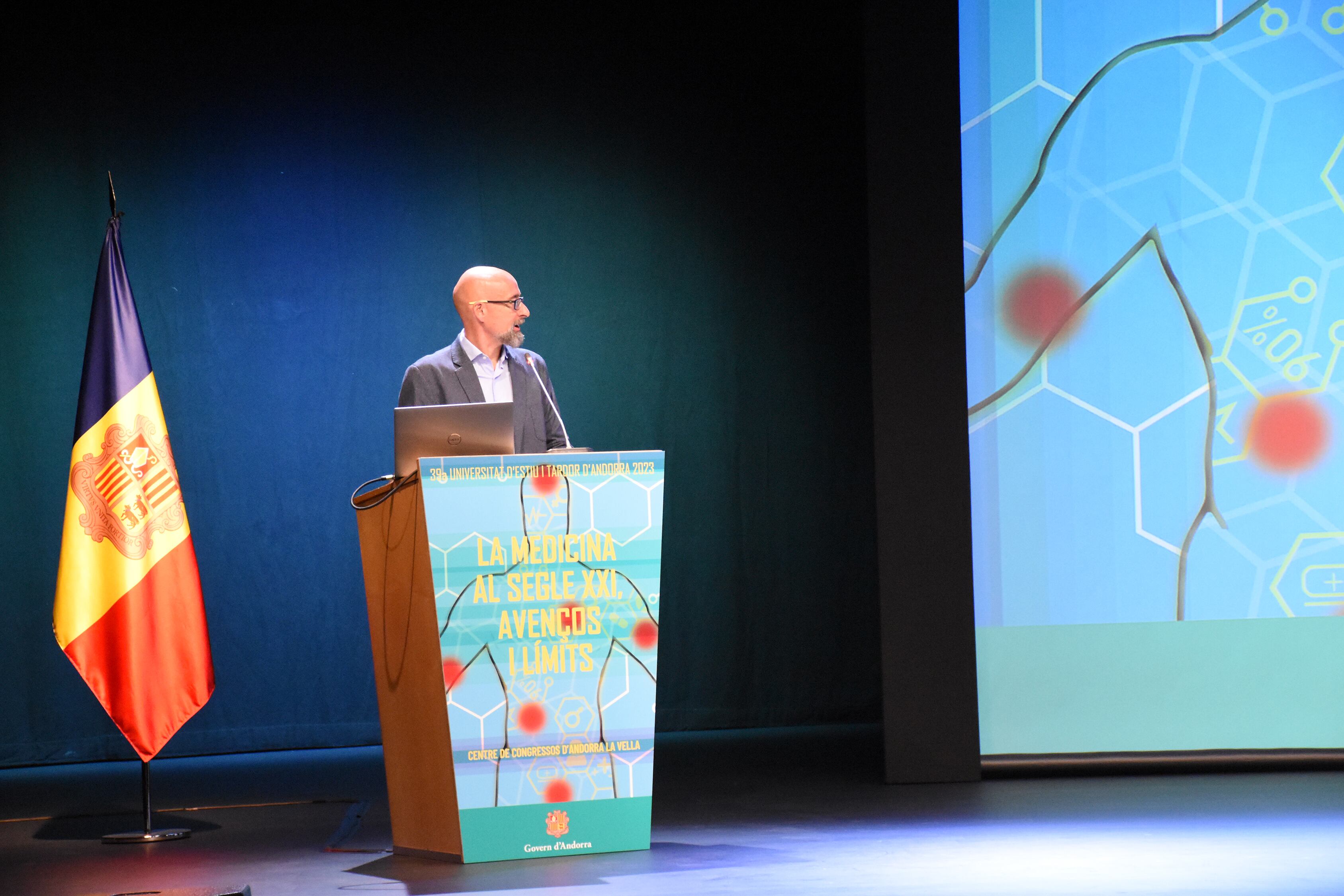 El moderador i catedràtic en biologia molecular, Salvador Macip, durant la inauguració de la 39a Universitat d'Estiu i Tardor.