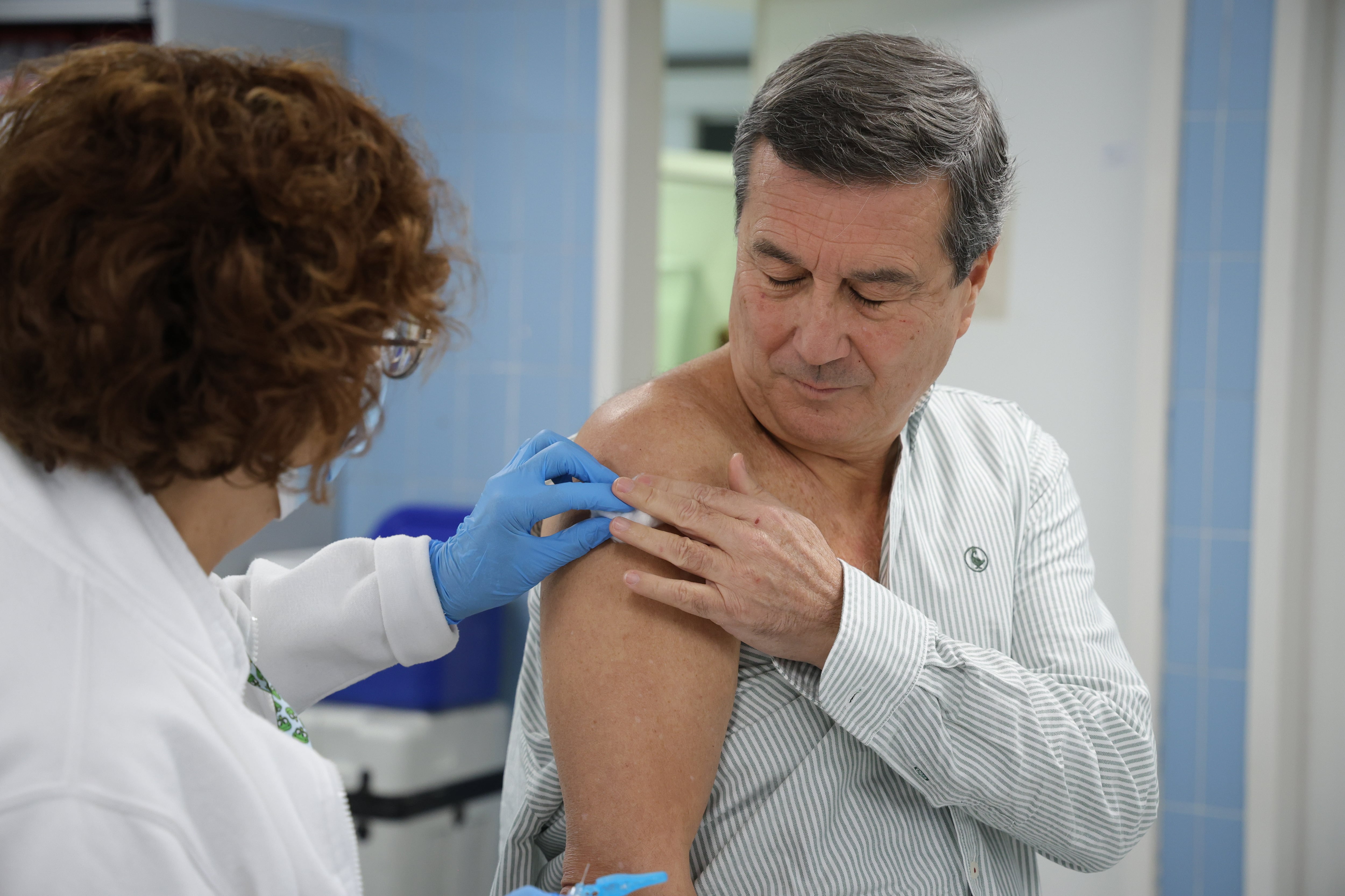 El conseller de Sanitat, Marciano Gómez, durante su vacunación en el centro de salud Serrería I de València