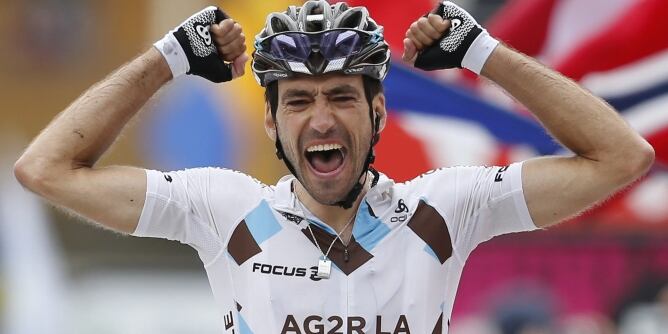 El ciclista francés Christophe Riblon, de La Mondiale, celebra su victoria al cruzar la meta tras disputar la 18ª etapa del Tour de Francia, entre las localidades de Gap y L&#039;Alpe d&#039;Huez