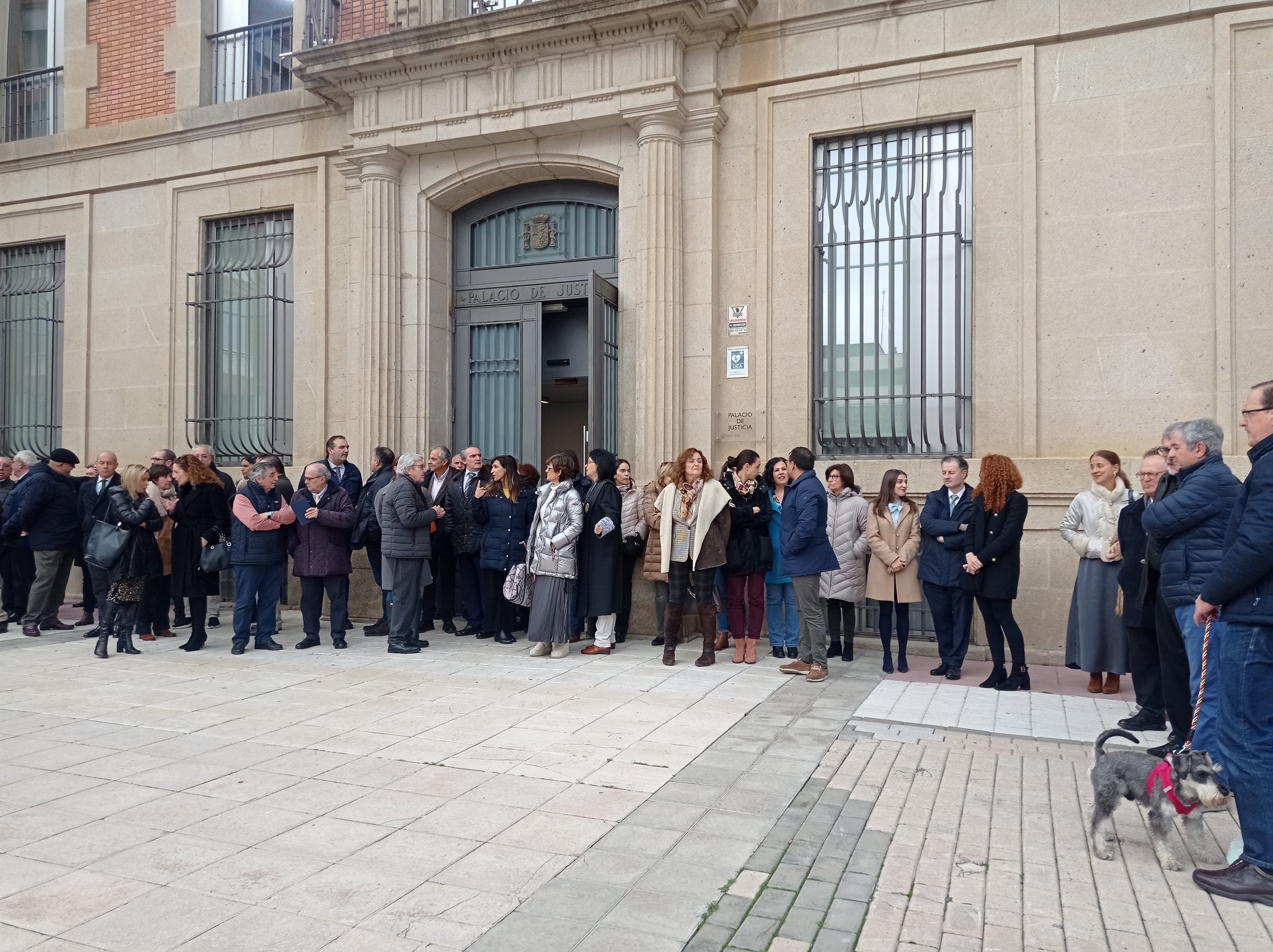 Concentración a las puertas de la Audiencia en rechazo a los acuerdos del PSOE y Junts