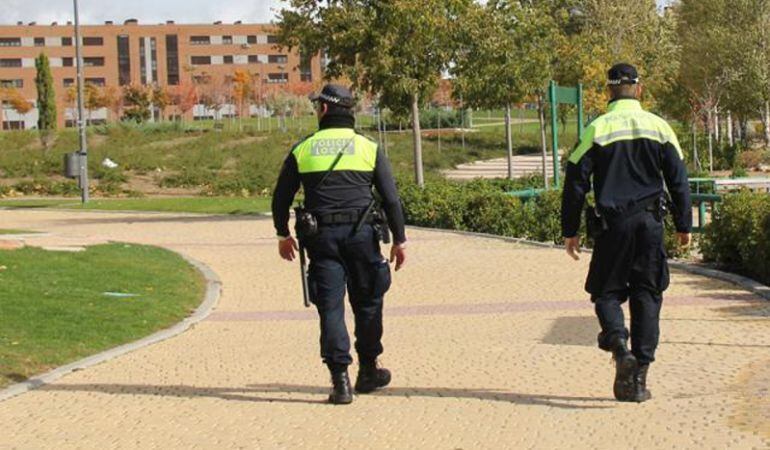 Dos policías locales de getafe en patrulla