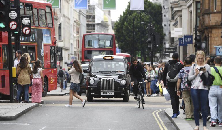 Coches, taxis y autobuses pasan por delante de la calle Oxford en Londres. El Gobierno británico ha anunciado que a partir del año 2040, los vehículos y furgonetas que funcionen con diesel o gasolina estarán prohibidos.