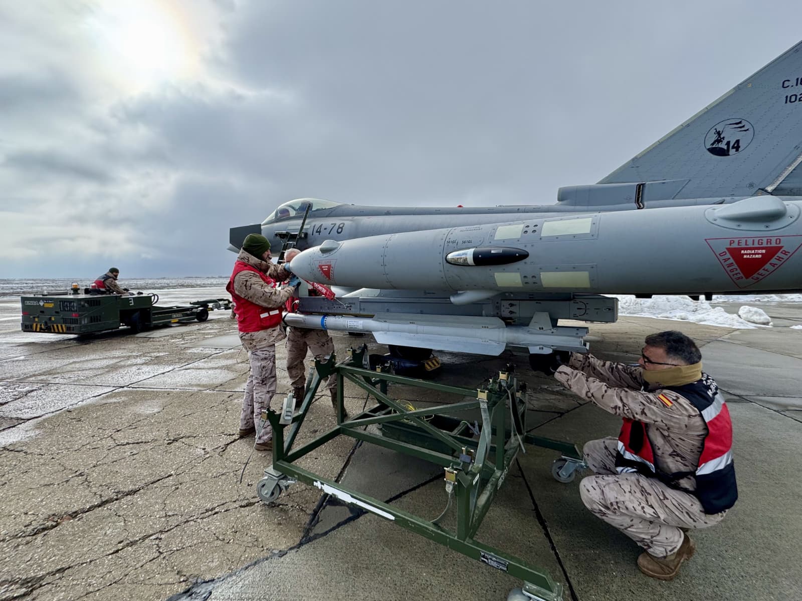 Integración de armamento alemán en un Eurofighter español del destacamento aéreo táctico 'Paznic'.