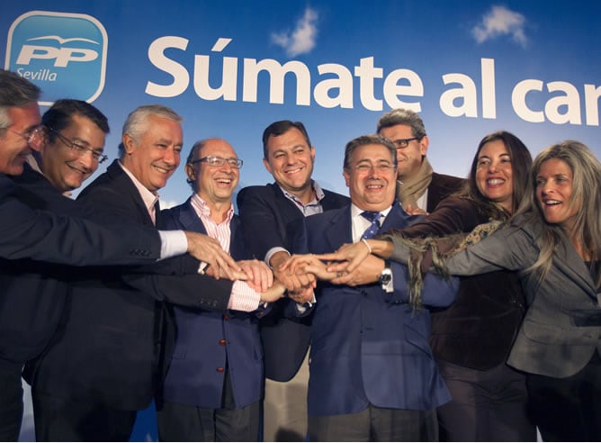 El presidente del PP andaluz, Javier Arenas (3-i), durante el acto de apertura de campaña de las elecciones generales acompañado por los cabezas de lista del PP de Sevilla al Congreso y el Senado, Cristobal Montoro (4-i), Maria Eugenia Moreno (2-d) y José