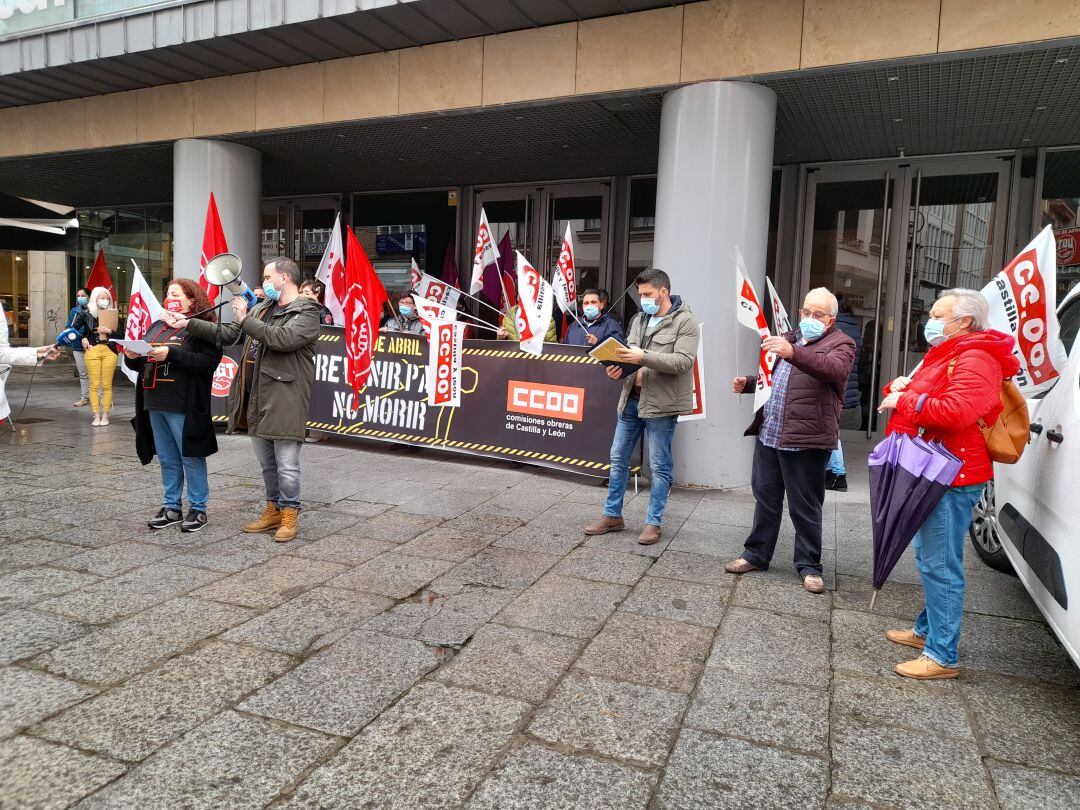 Concentración convocada por UGT y CCOO para conmemorar en Aranda el Día Internacional de la Seguridad y Salud