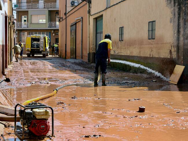 HUÉRCANOS (LA RIOJA), 23/06/2023.- Vecinos de la localidad riojana de Huércanos, siguen haciendo la limpieza este viernes dos días después de las fuertes tormentas que anegaron bajos y dañaron el colegio el frontón y las infraestructuras, donde cayeron más de 100 litros por metro cuadrado en menos dos horas. EFE/ Raquel Manzanares