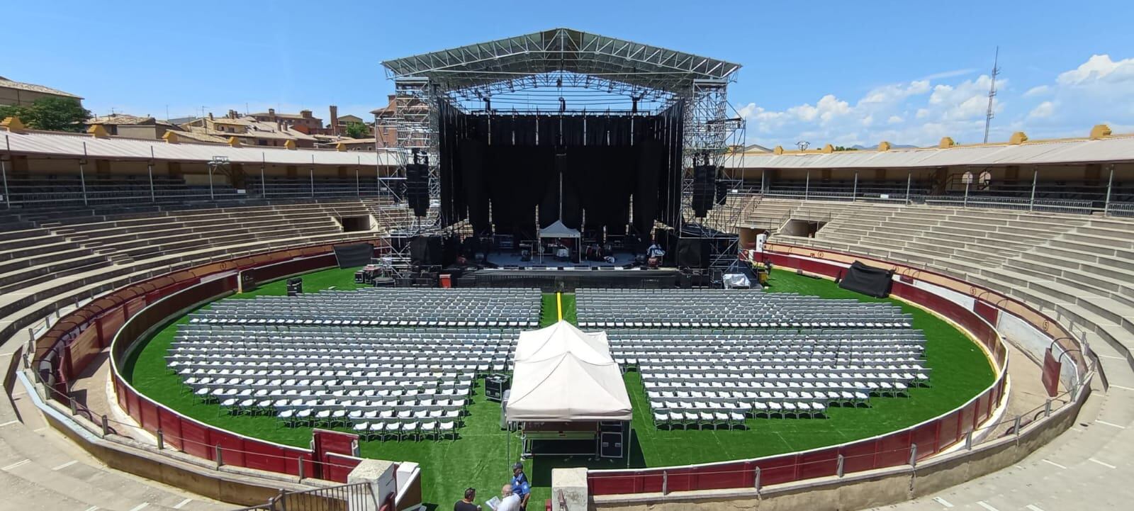 Así se había acondicionado el ruedo de la plaza de toros, para los conciertos de Bob Dylan y de la Banda de Música de Huesca