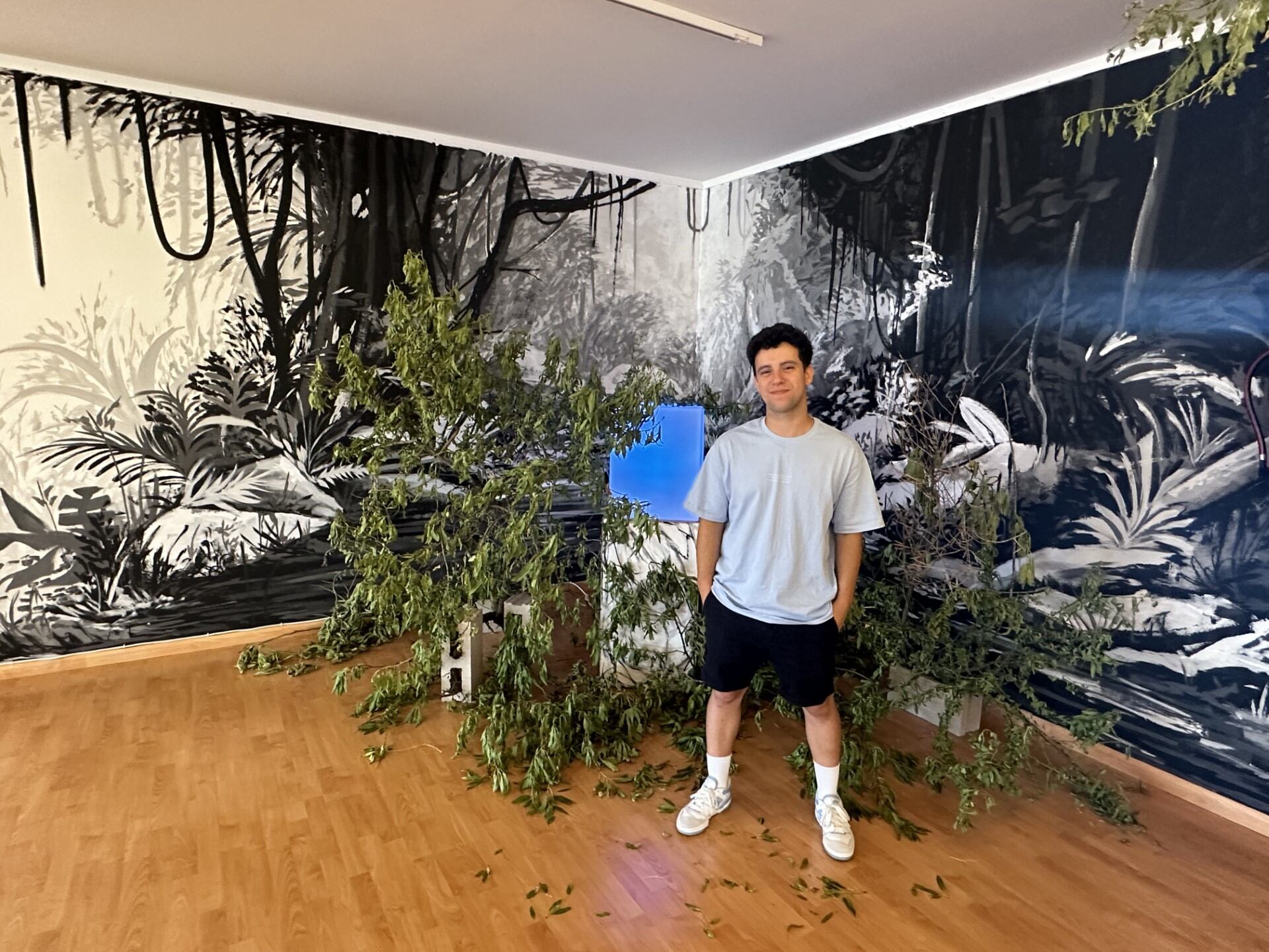 Dani Vera posa con su obra "Enter to future"