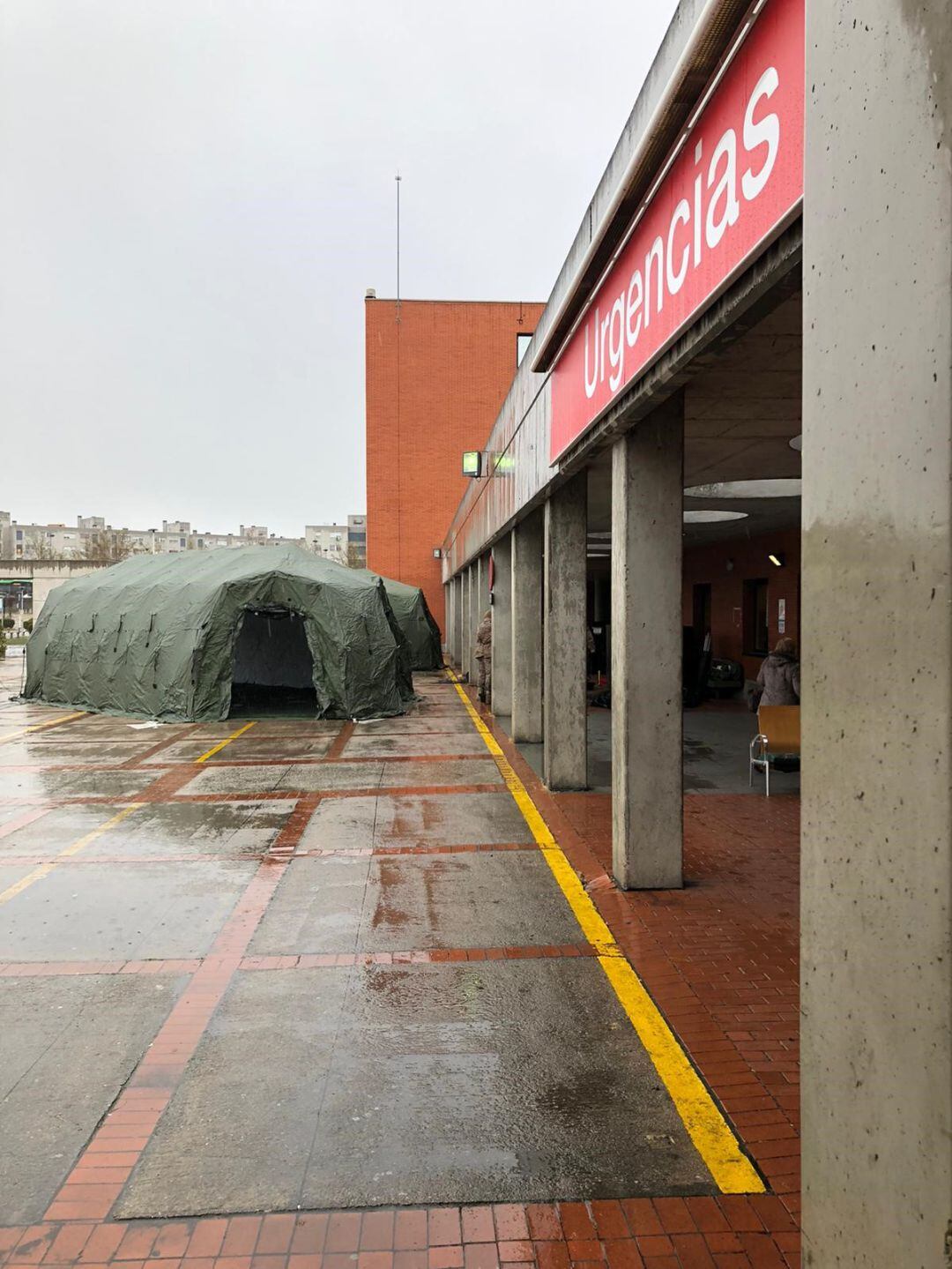 La UMAER (Unidad médica de Aeroevacuación) con la colaboración del GRUSEG (Grupo de Seguridad del Cuartel General) del EA (Ejército del Aire) ha montado varias tiendas para triaje en el Hospital de Alcorcón