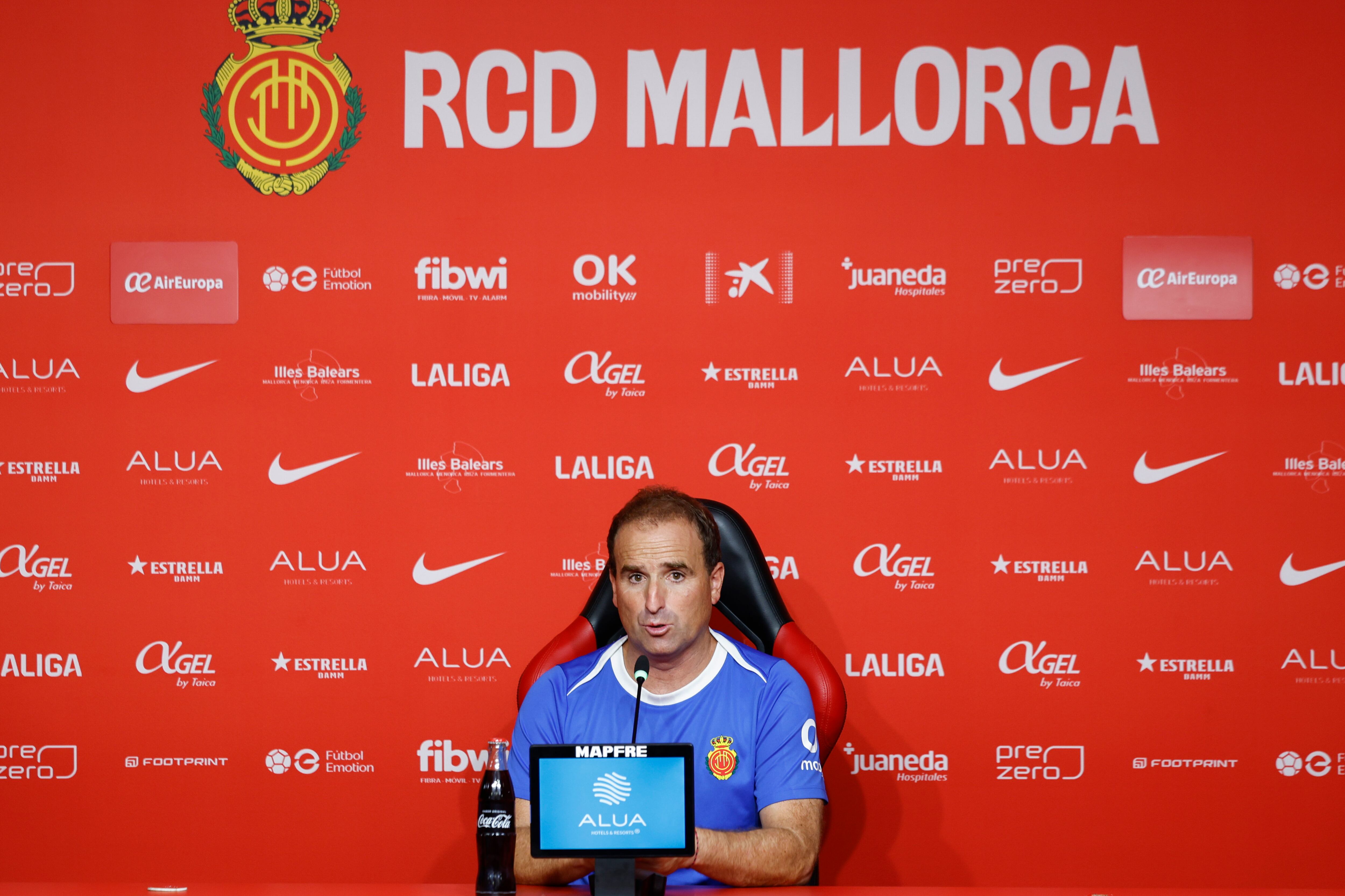 PALMA DE MALLORCA (ISLAS BALEARES) 14-09-25. Vista de la rueda de prensa este domingo de Jagoba Arrasate, entrenador del Mallorca, previas al partido de mañana entre el Mallorca y La Real Sociedad .-EFE/ Cati Cladera
