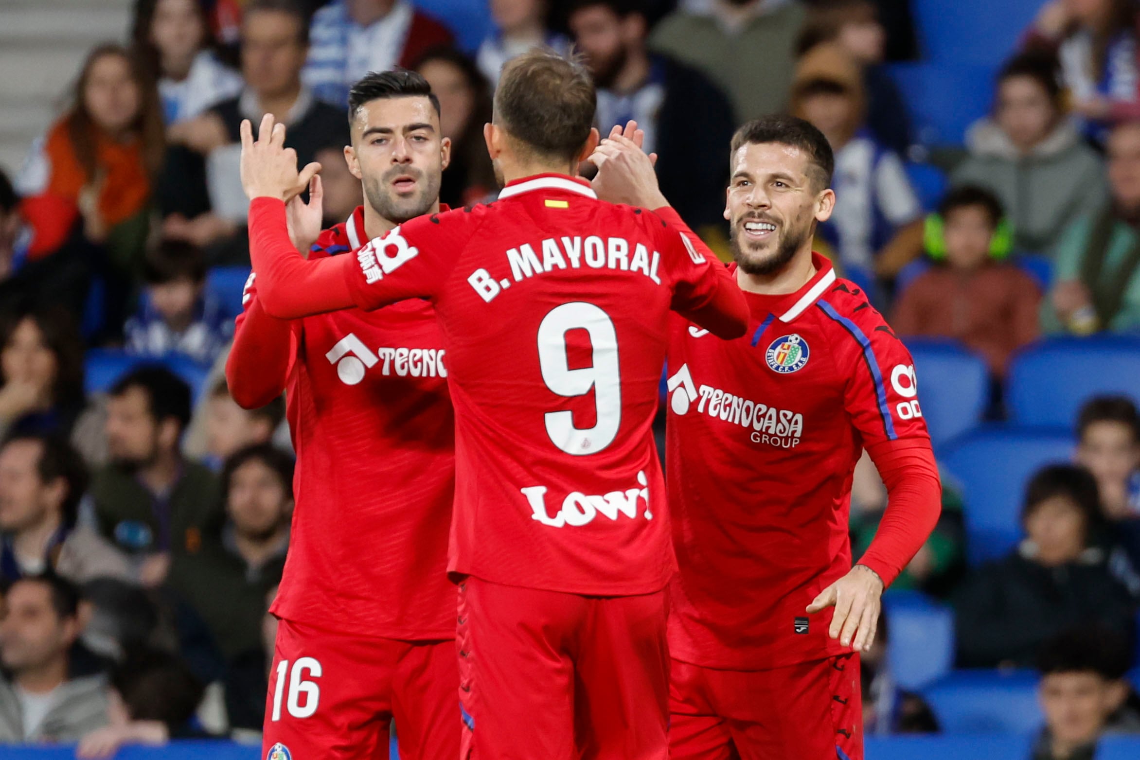 SAN SEBASTIÁN, 26/01/2025.-El delantero del Getafe Carles Pérez (d), celebra su gol contra la Real Sociedad, durante el partido de la jornada 21 de LaLiga, este domingo en el estadio Reale Arena en San Sebastián.-EFE/ Javier Etxezarreta
