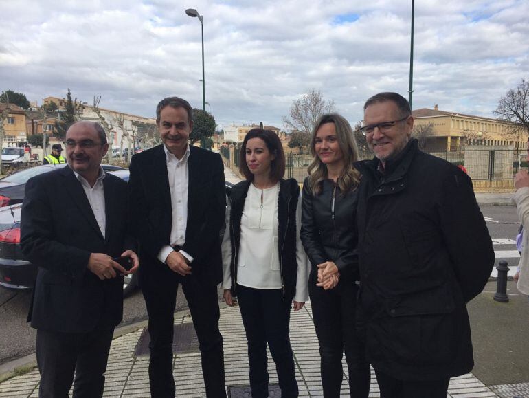 De izquierda a derecha, el secretario regional del PSOE en Aragón, Javier Lambán, el expresidente del Gobierno, José Luis Rodríguez Zapatero, la alcaldesa de Ejea y diputada provincial, Teresa Ladrero, la secretaria del Organización del PSOE en Aragón, Pi