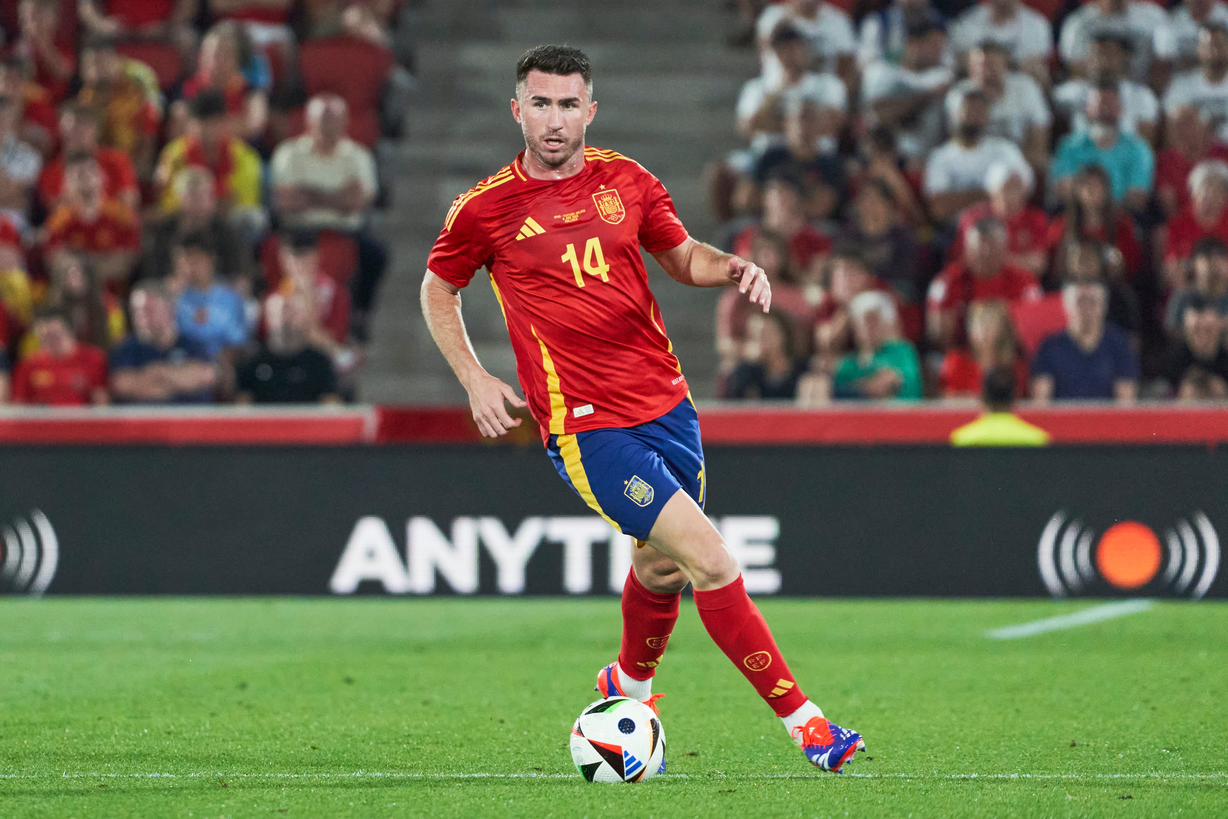 Aymerick Laporte conduce el balón en el partido entre España e Irlanda del Norte