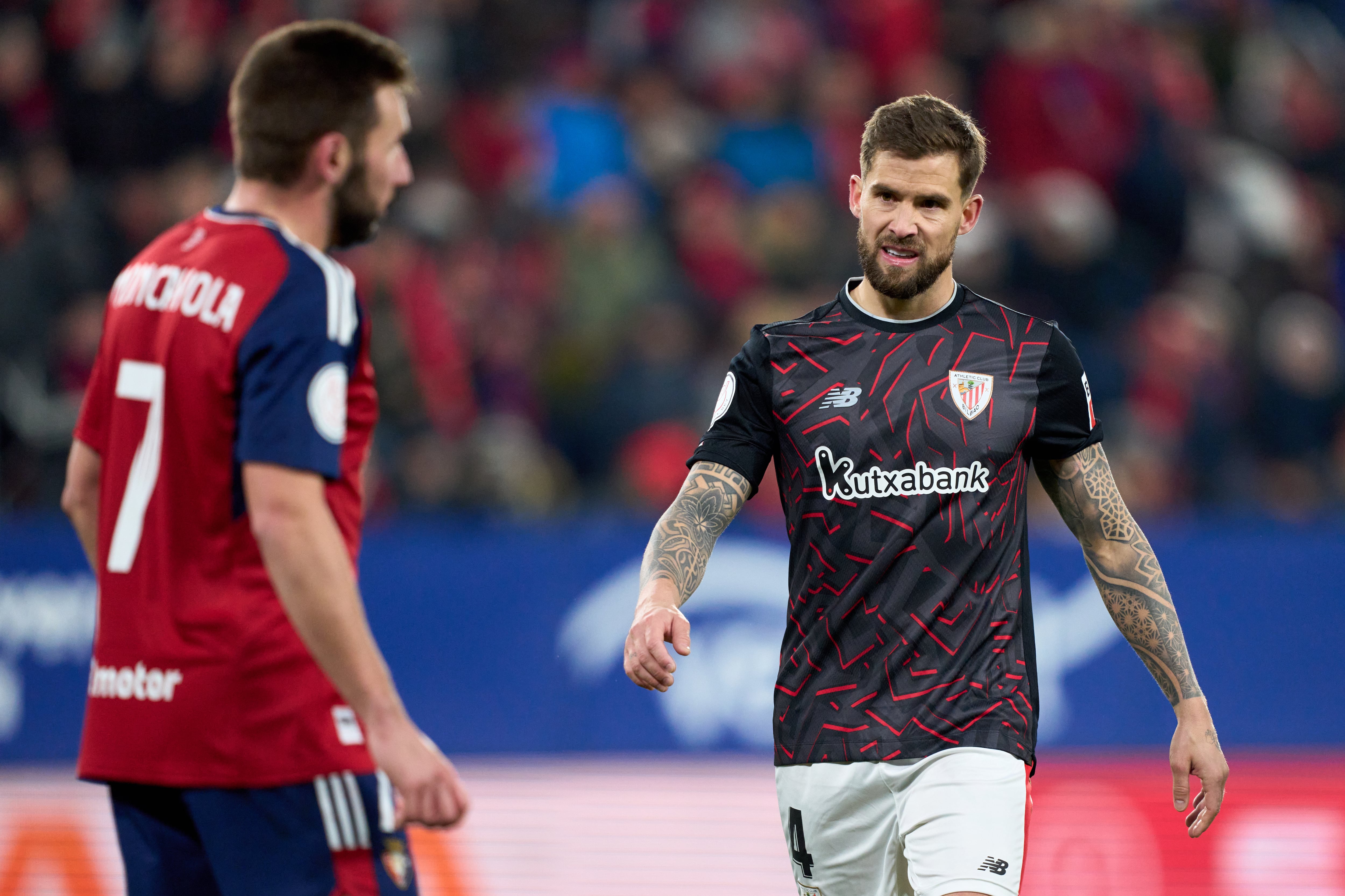 Iñigo Martínez y Moncayola, durante el partido de ida de las semifinales de Copa, disputado en El Sadar