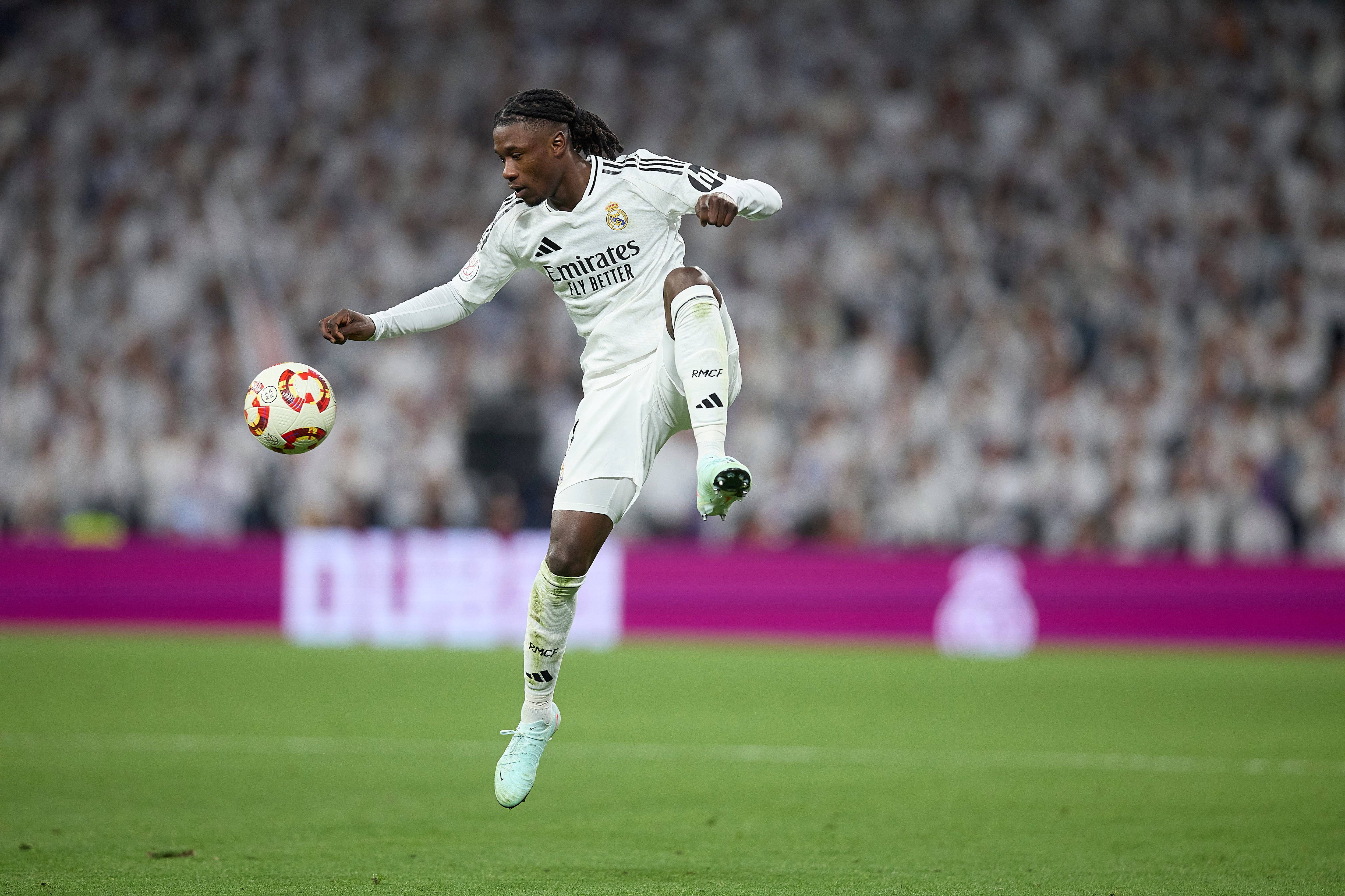 Eduardo Camavinga controla un balón durante el partido contra el Celta