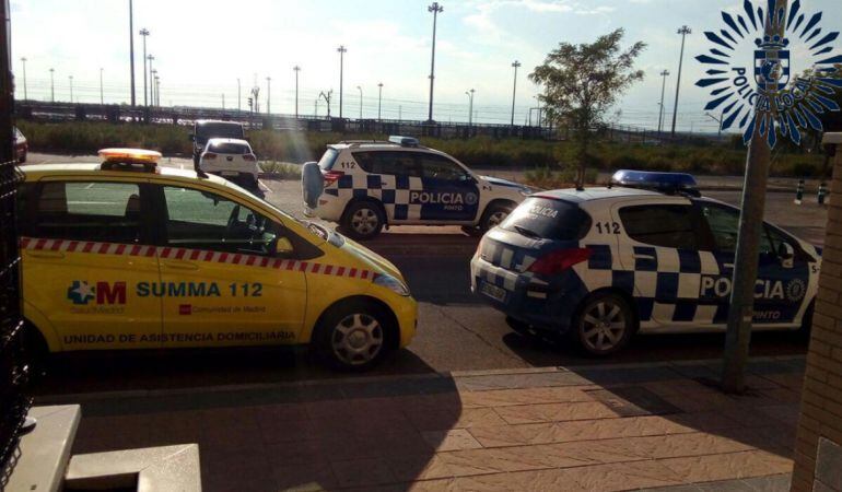 Varios vehículos policiales y sanitarios