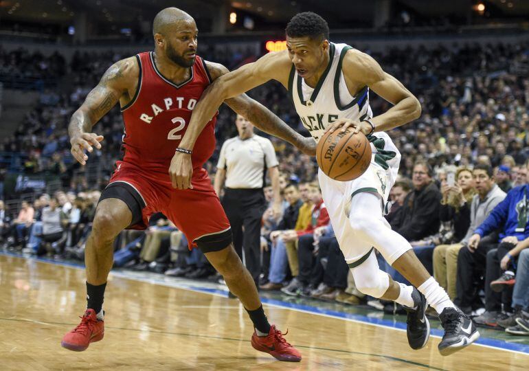 Antetokounmpo y P.J. Tucker en una de las acciones del partido.