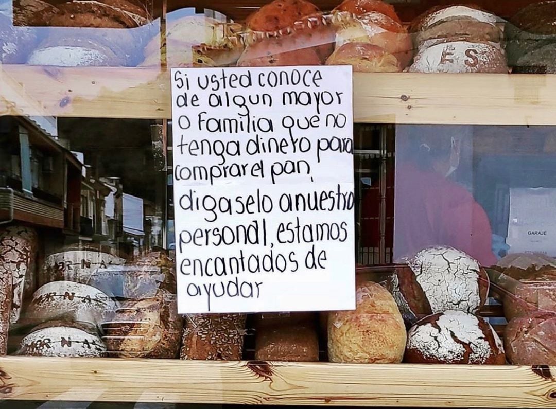 El cartel colgado en el escapareta de la panadería malagueña