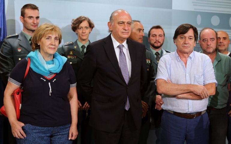 Los padres de Eva Blanco junto al ministro del Interior, Jorge Fernández Díaz, y varios oficiales de la Guardia Civil de Madrid.