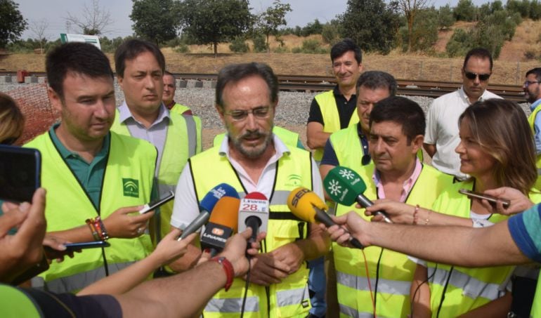 Felipe López responde a los medios en el Ramal de Vadollano