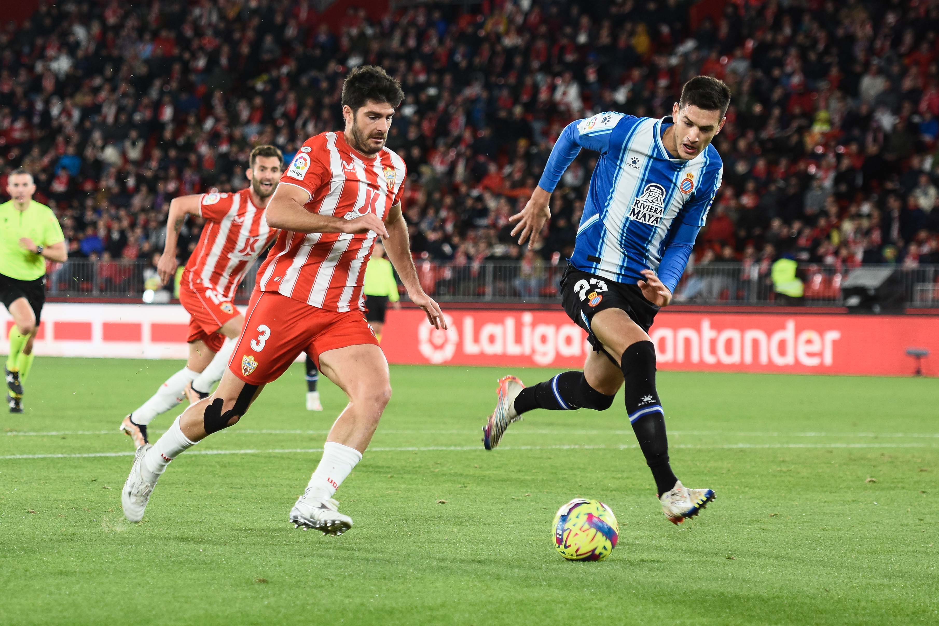 César Montes persigue a Melero en el Almería-Espanyol de la pasada temporada.