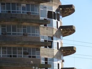 Detalle de uno de los laterales del edifico en el que se observa el deterioro de algunos elementos